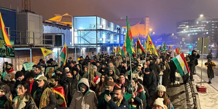 Berlin’de Rojava’ya Yönelik Saldırılara Karşı Yürüyüş