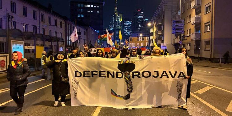 Kadınlar Öncülüğünde On Binlerin Buluştuğu Kitlesel Eylem: “Rojava Yalnız Değildir!”-YENİLENDİ