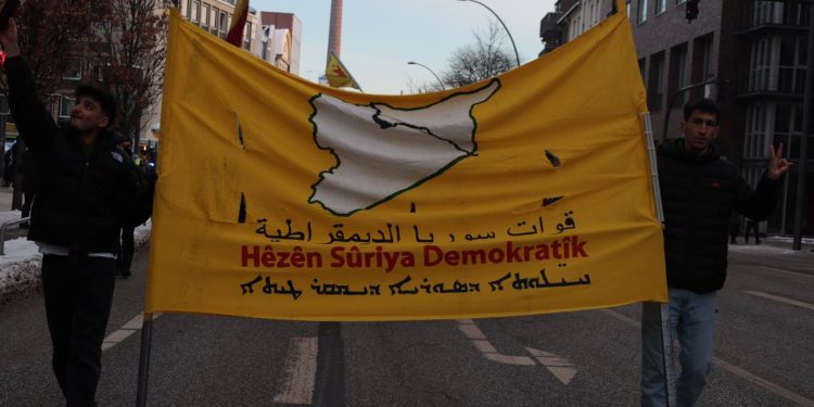 Hamburg’da TCŞ üyesi gençlerden işgale karşı direniş yürüyüşü
