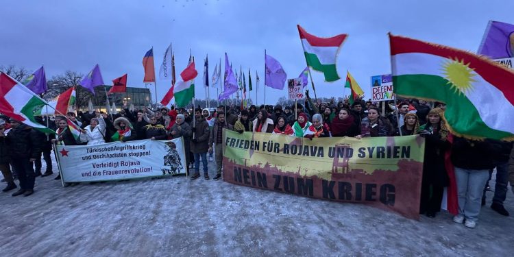 Hamburg’da Binler : Abluka Değil, Direniş Kazanacak