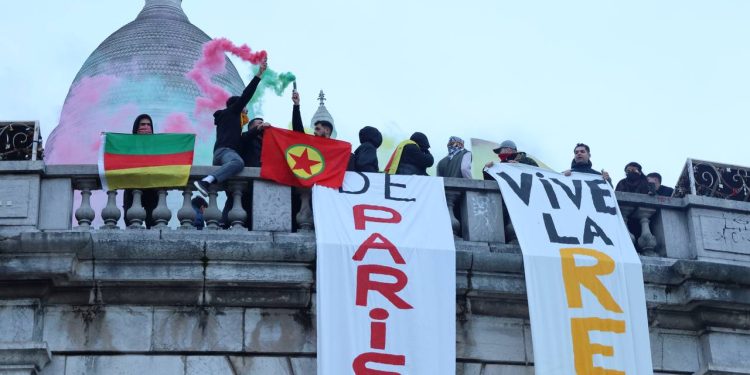 Paris’te Rojava için Sivil İtaatsizlik Eylemi