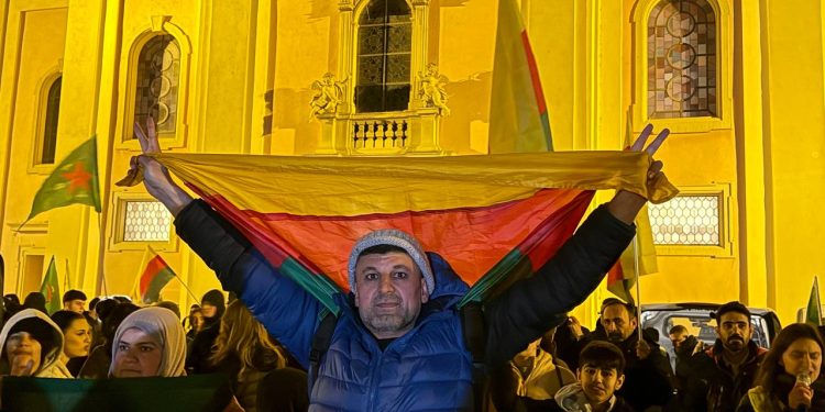 Ludwigsburg’da Kürdistanlı Gençlerden Rojava İçin Yürüyüş
