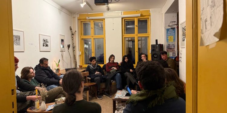Berlin’de Rojava Kafe’de  Rojava Devrimi Üzerine Tartışmalar Yürütüldü
