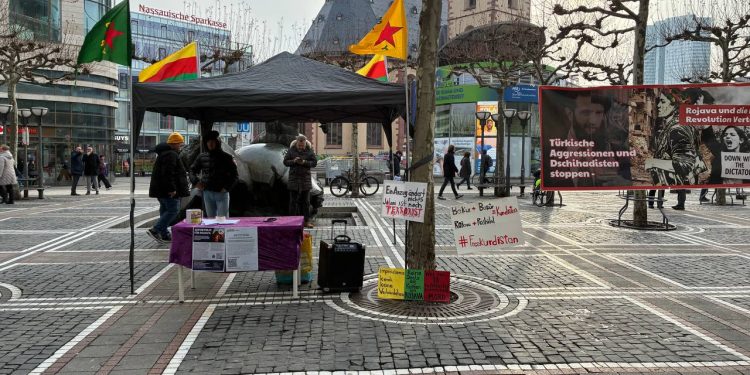 TCŞ ve YJK-E’den Frankfurt’ta Rojava İçin Güçlü Infostand Eylemi
