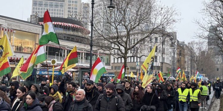Berlin’de “Önder APO’ya Özgürlük, Rojava’ya Statü” Şiarıyla Yürüyüş Düzenlendi