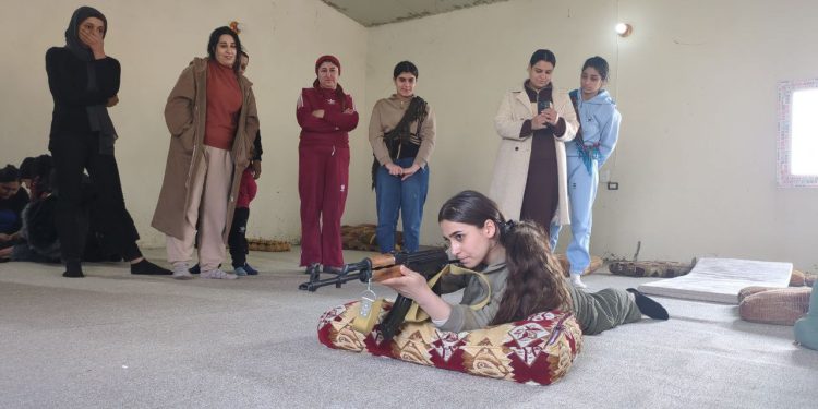 Derik’te Genç Kadınlar Öncülüğünde Öz Savunma Temelinde Silah Eğitimi