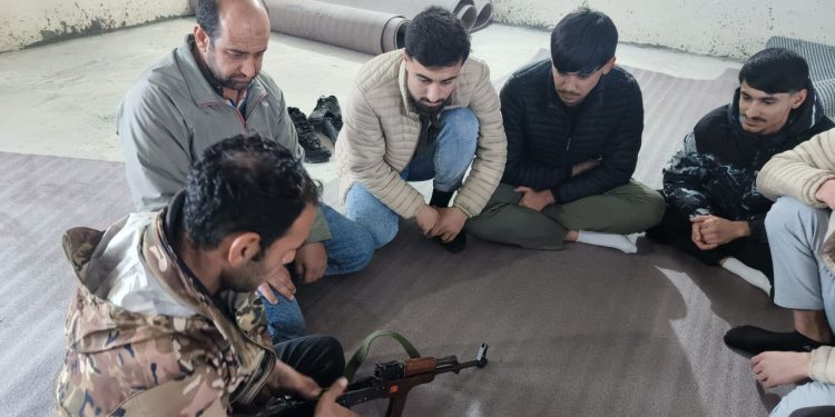 Derik’te 80 Genç Öz savunma Temelinde Silah Eğitimi Alıyor