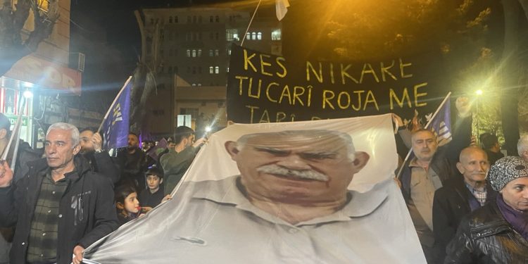 Amed’te Komploya Karşı Binler Yürüdü: Çözüm İstiyorsanız Yönünüzü İmralı’ya Dönün