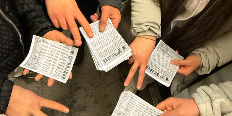 Berlin’de Rojava’ya Yönelik İşgal Saldırılarına Karşı Broşür Çalışması