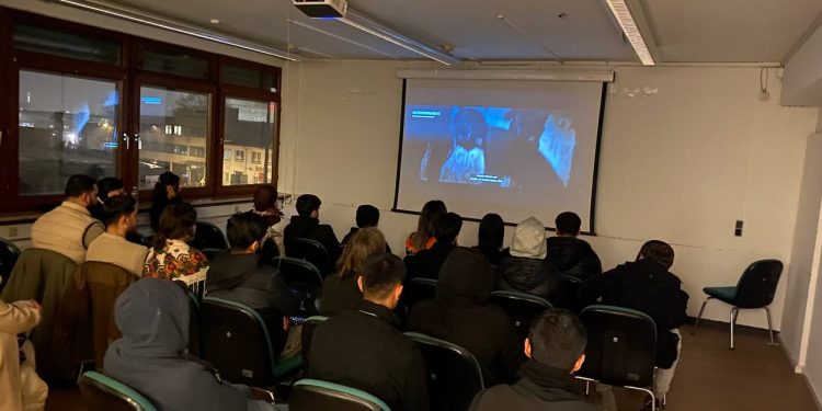 Hamburg Gençliği Rojava İçin Film Gecesi Düzenledi