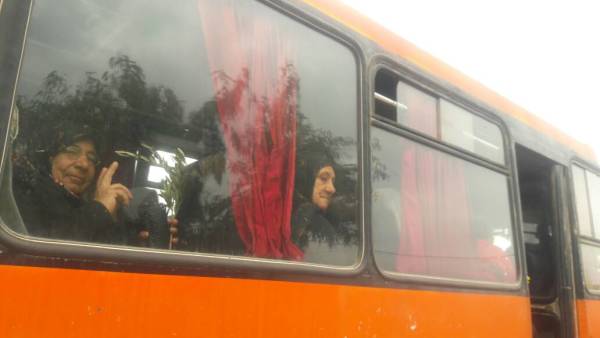 Halepliler mevzilerde işgalcilere karşı direnen savaşçıları ziyaret ediyor.