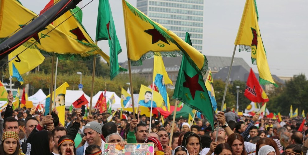 Halk Bayern Polisinin YPG/YPJ bayrak yasağını deldi