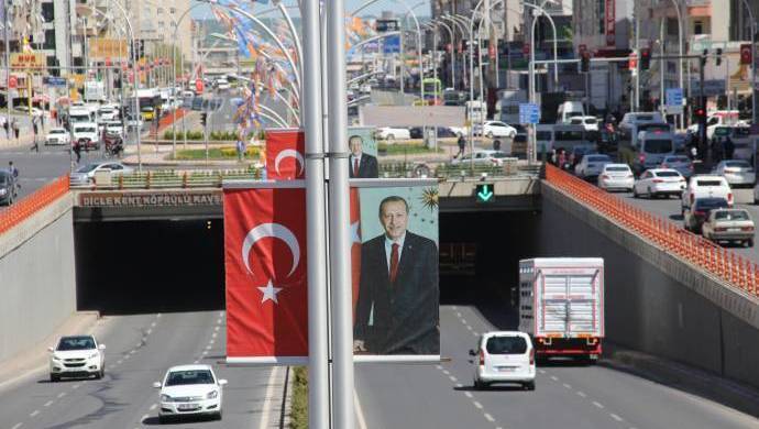 Amed’te Erdoğan posterleri kaldırılıyor!