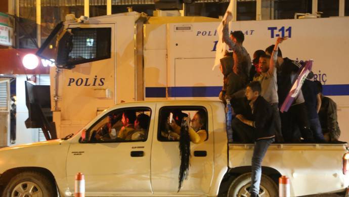 Kürdistan kentlerinde kutlamalara işgalci polisler saldırıyor