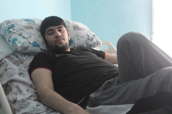 Keskin nişancıların vurduğu genç tedavi olamıyor!