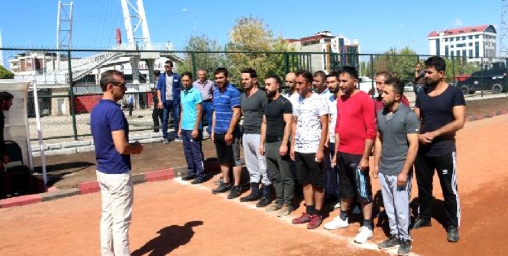 İşgalciler sivil otomobillerle korucu ve ajan pazarına çıktılar