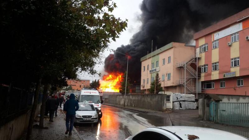 İstanbul’da bir fabrika daha alev alev yanıyor