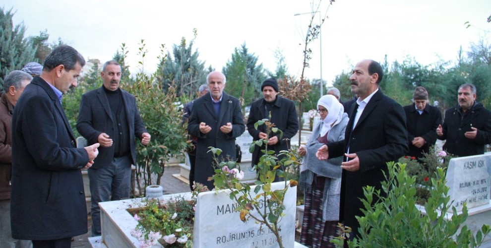 Sur şehitleri anıldı: Direnmeye devam edeceğiz