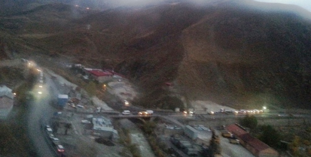 Hakkari-Wan arasında her 10 kilometrede bir yol kesiliyor!