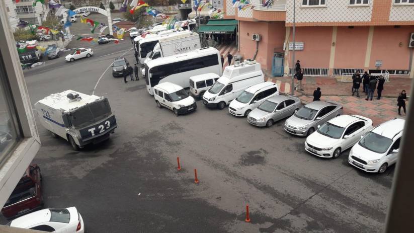 HDP Amed il binası işgalci polislerin ablukasında