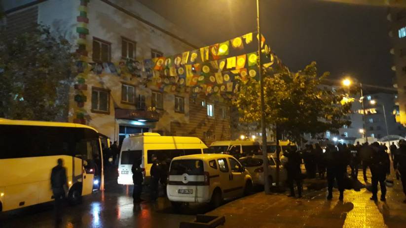 SON DAKİKA – HDP Amed il binasını işgalci polisler bastı: 50 kişi gözaltına alındı- YENİLENDİ