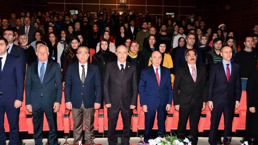 Cinsel saldırıyla ismi anılan rektör ‘istismara dur de’ sempozyumuna katıldı!