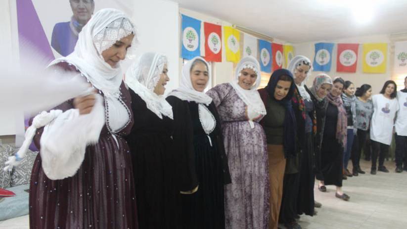 İşgalcilerden gözaltındakilere: Size kim halay çekin dedi?