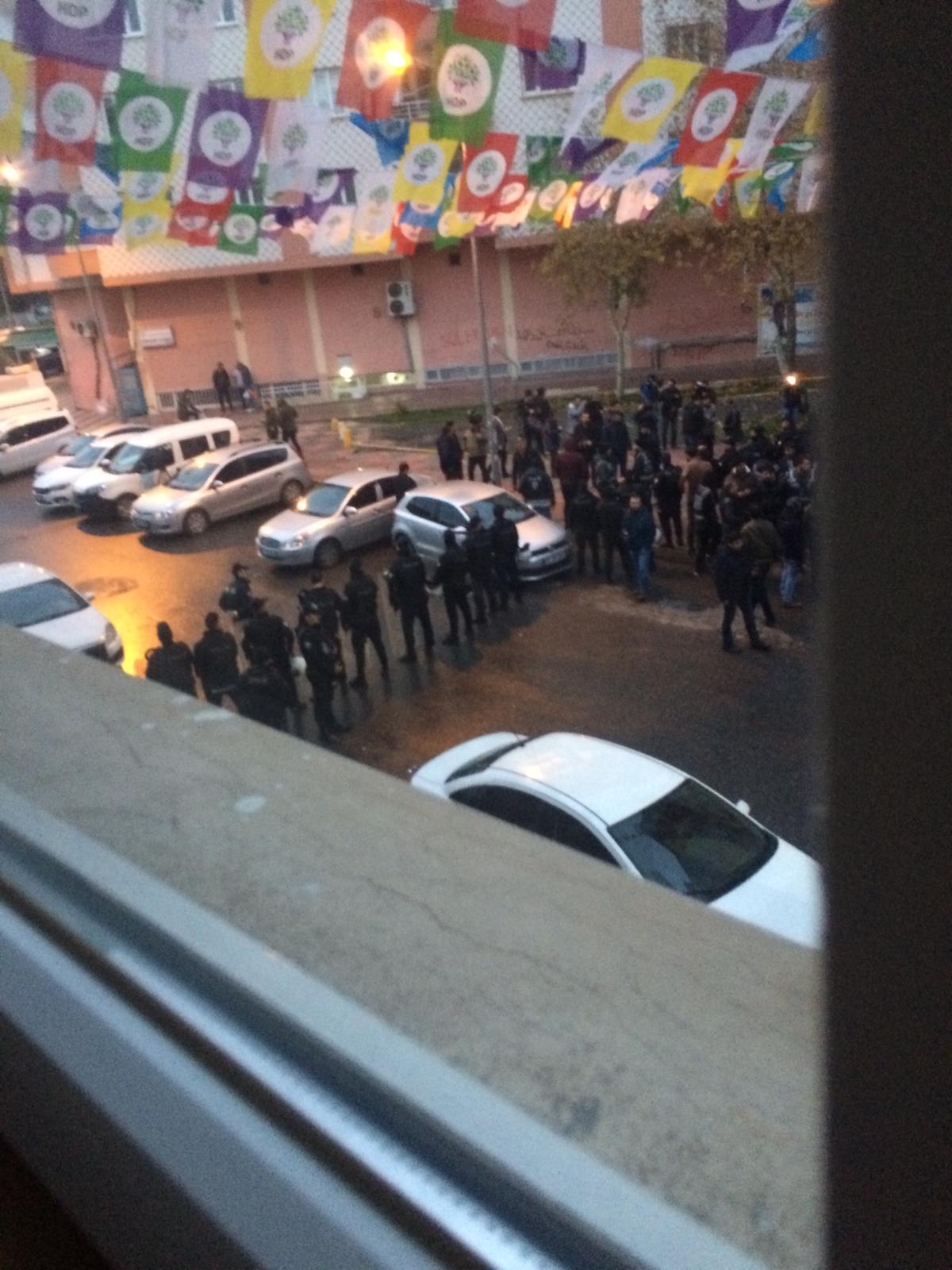 SON DAKİKA-HDP Amed il binası baskın: 25 gözaltı-YENİLENDİ