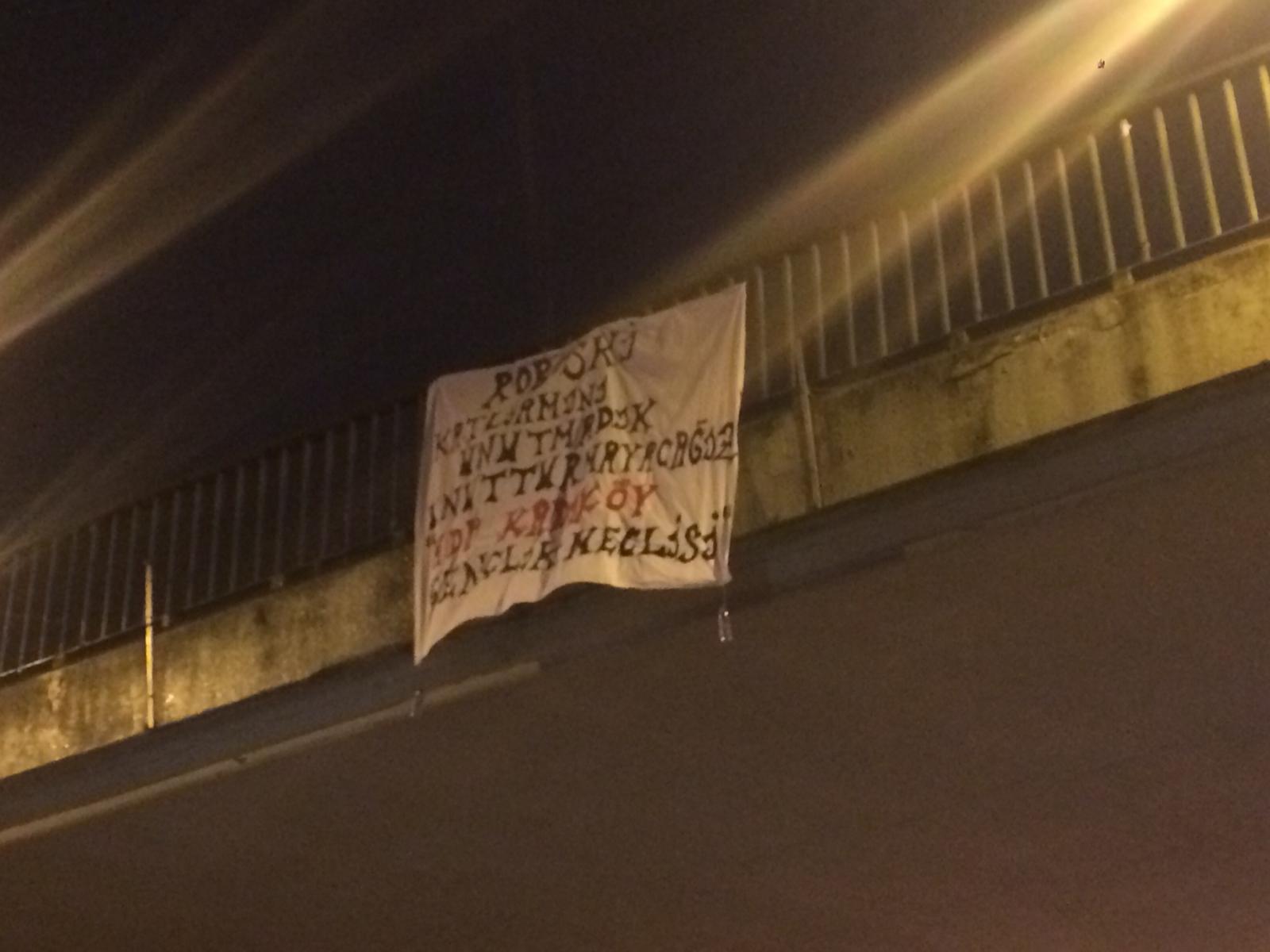 HDP İstanbul Gençlik Meclislerinden pankart eylemi