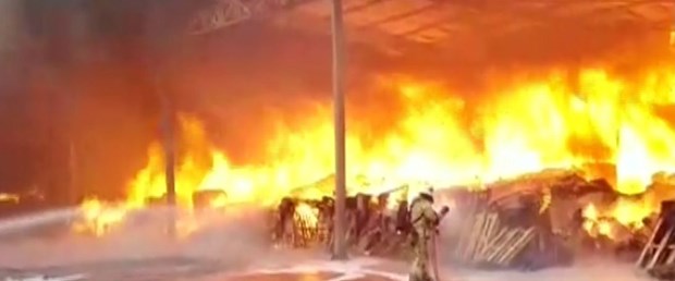 Bir fabrika daha “bilinmeyen bir nedenle” alev alev yandı