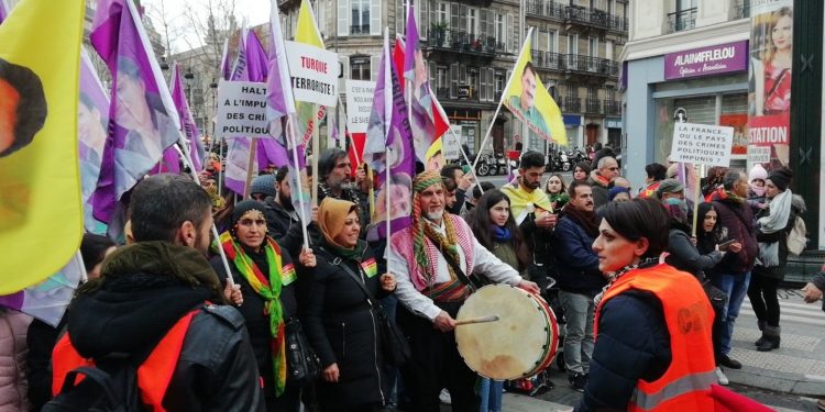 Paris’te binlerce kişi yürüyeme başladı