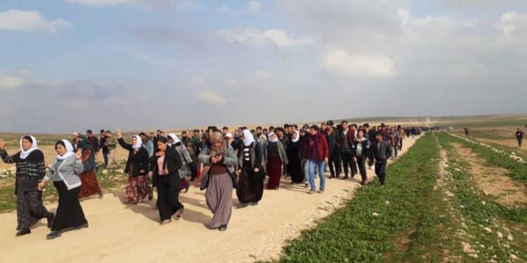 İnsani koridoru kapatan Irak’a karşı Şengal halkı eylemde