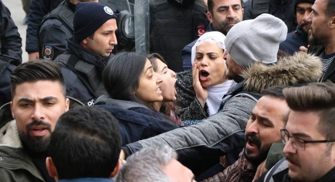 Amed’te cezaevine yürüyen kitleye polis saldırdı – YENİLENDİ