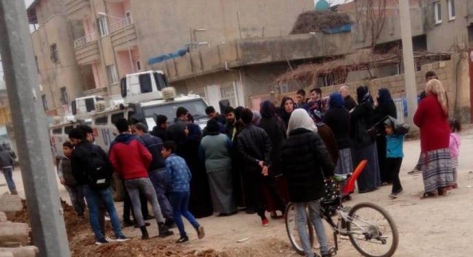 Nusaybin halkından zırhlı araçla mahalleye gelen DEDAŞ’a özsavunma