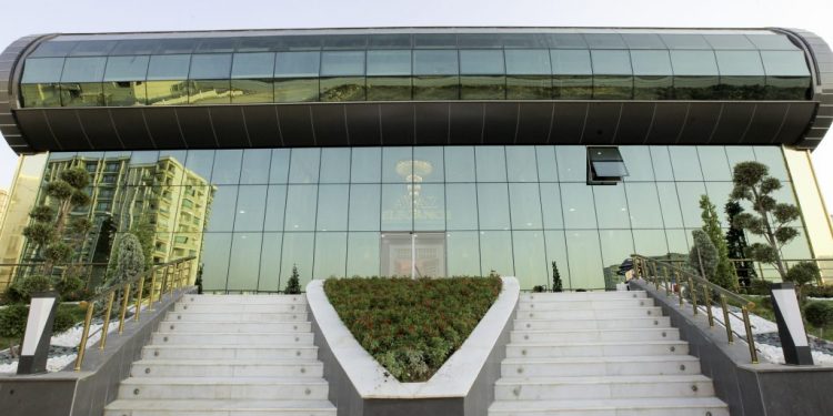 Amed’te işgalci polisler HDP’nin adaylarının tanıtılacağı salonu bastı