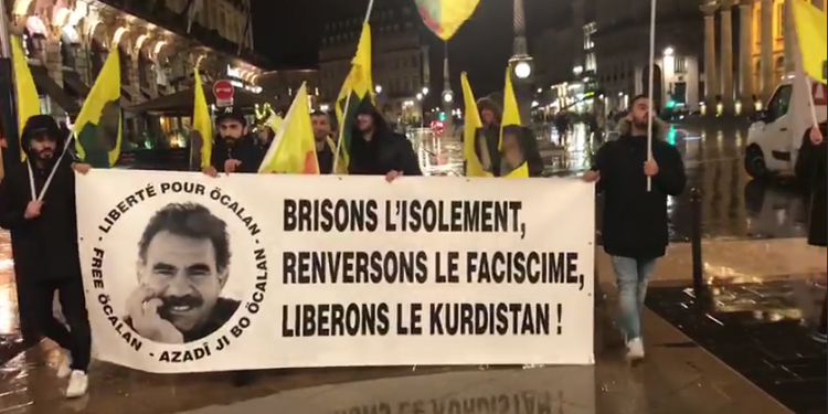 Bordeaux kentinde gençler sokaklarda