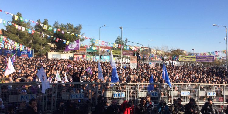 Amed’te binler miting alanına akıyor