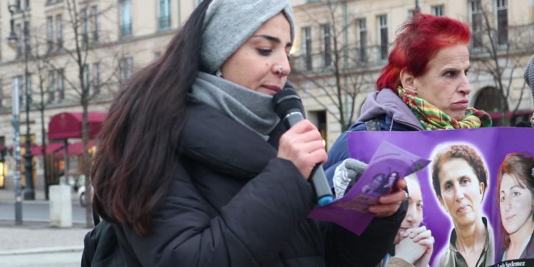 Almanya’da genç kadınlardan Paris Katliamı’nı protesto eylemleri