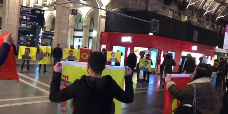 SON DAKİKA – Kürt gençleri Paris’te sivil itaatsizlik eylemleri gerçekleştirdi!