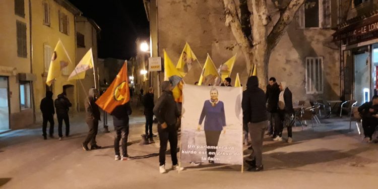 Gençler Fransa’da alanlarda: “Gençlik APO’nun fedaisidir!”