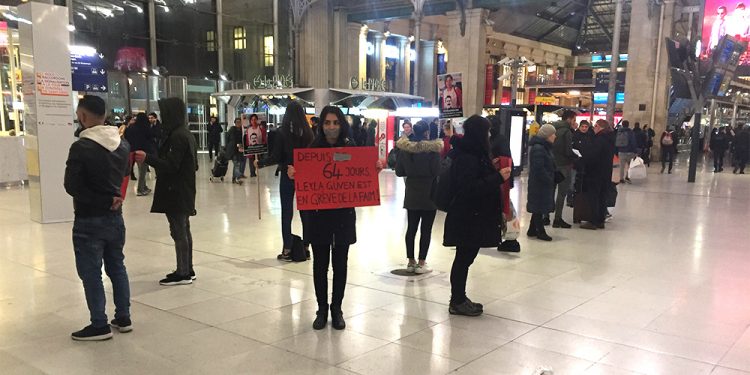 Gençler Paris tren garında eyleme geçti!