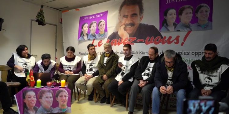 Deniz Sürgüt Strasbourg’da “Parti’ye Övgü” isimli şiiri seslendirdi