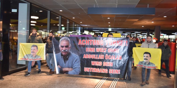 Tevgera Ciwanên Şoreşger İsviçre’de tecride karşı eyleme geçti!