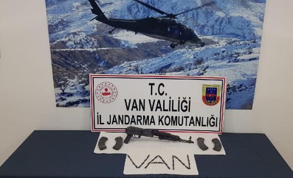 Havuz medyası bir Kalaşnikofu darbe yaptı!