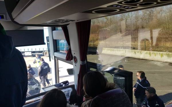 Gençliğin uzun yürüyüşçüleri Fransa sınırında durduruldu