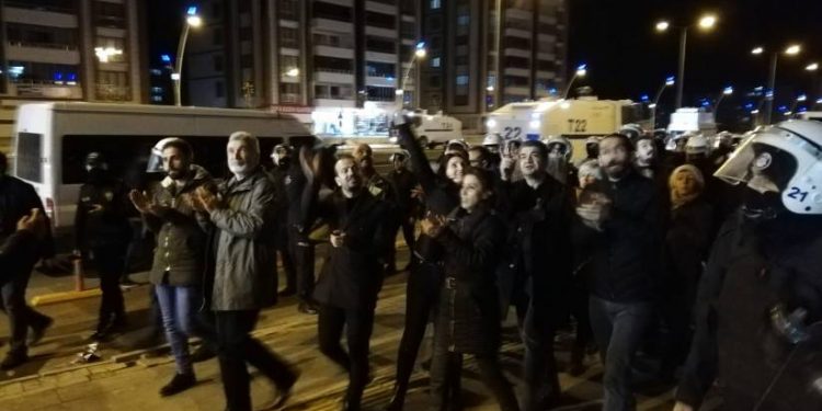 Polis ablukasını aşan kitle Leyla Güven’in eylemini selamladı