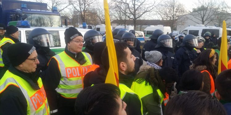 Alman polisinin saldırılarına rağmen gençliğin Uzun Yürüyüşü devam edecek