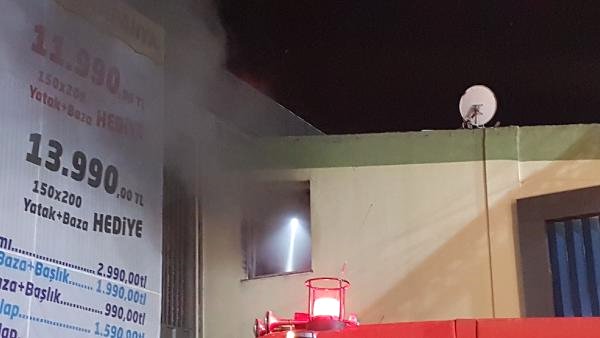 “Belirlenemeyen nedenle” bir mobilya atölyesi yandı