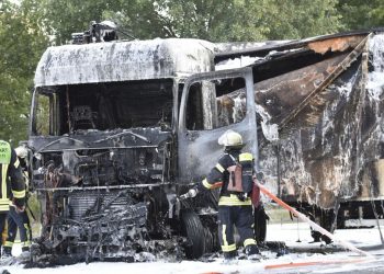 NATO’nun destekçisi Alman şirketin 4 kamyonu yakıldı