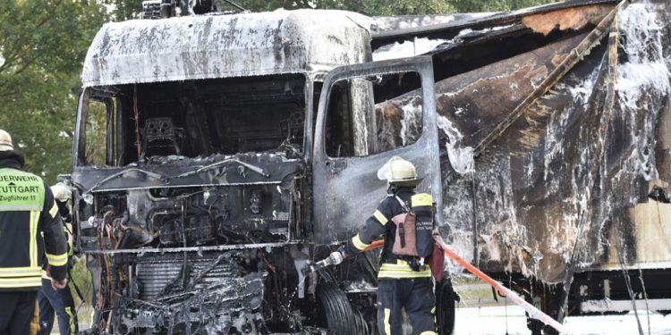NATO’nun destekçisi Alman şirketin 4 kamyonu yakıldı